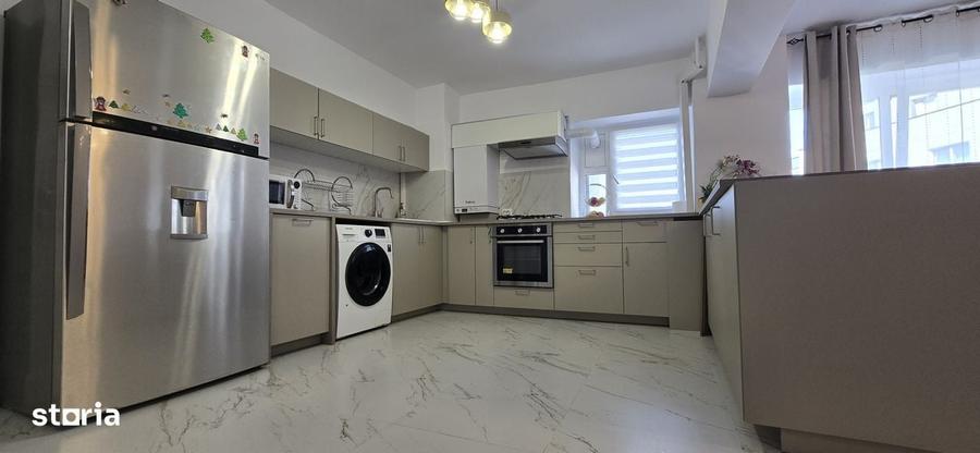 Apartament cu 3 camere în Apărătorii Patriei