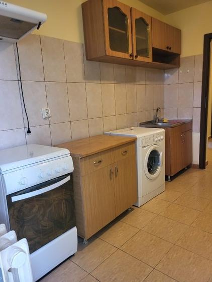 Apartament cu 4 camere semidecomandat, mobilat în Gorjului
