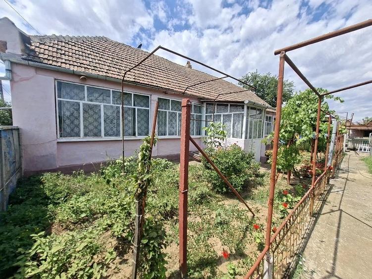 Casă cu 2 camere cu Teren 2000 Mp în Călacea