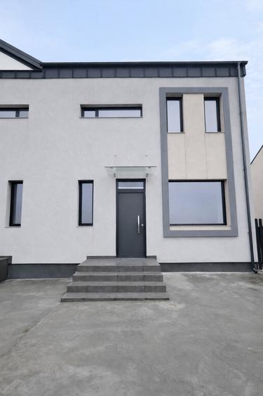 Duplex cu 4 camere cu Piscina în Bujoreni