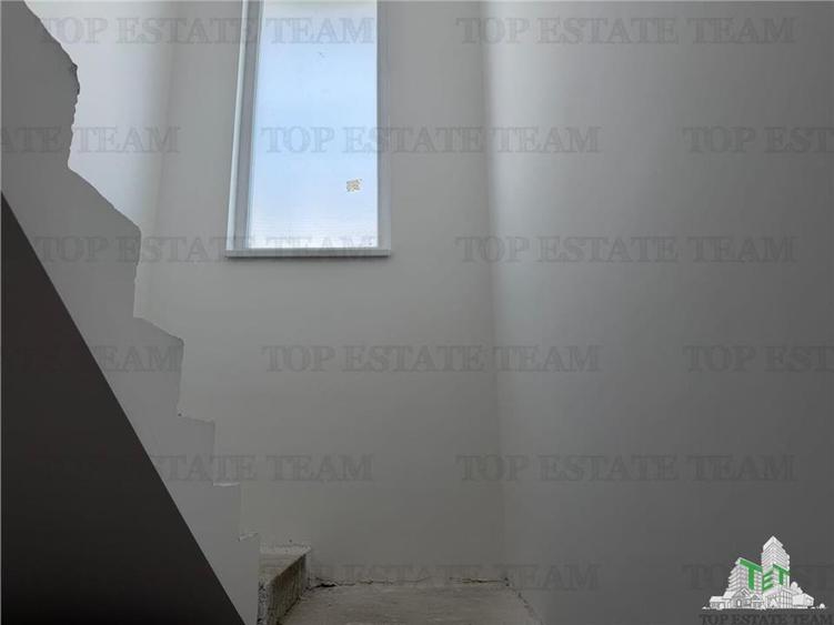 Casă individuală cu 4 camere cu Canalizare în Ostratu