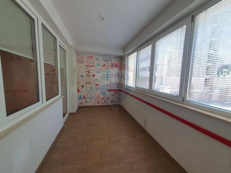 Apartament cu 3 camere semidecomandat în P-ța Victoriei