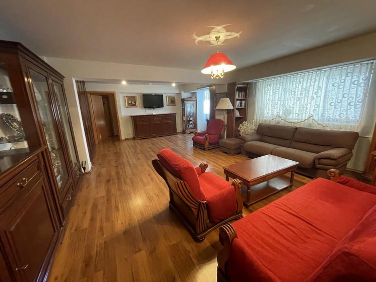 Apartament cu 4 camere decomandat, mobilat în P-ța Victoriei