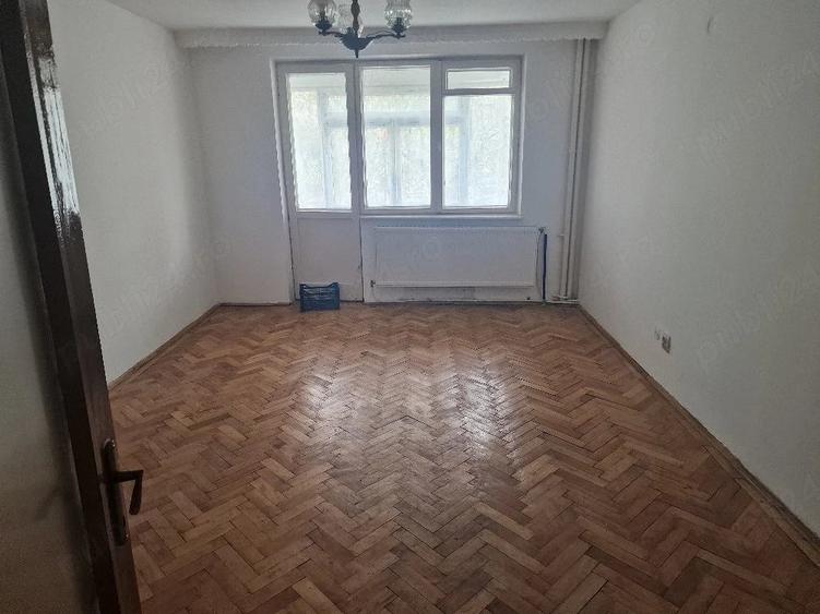 Apartament cu 3 camere semidecomandat în Mărăței