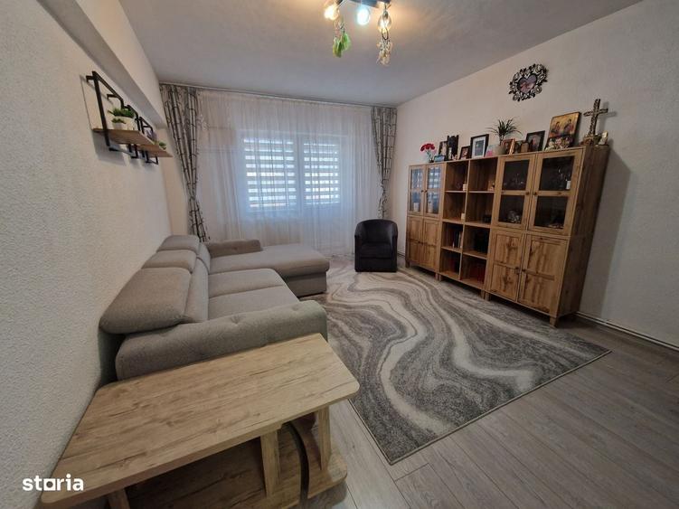 Apartament cu 3 camere semidecomandat în Turnișor