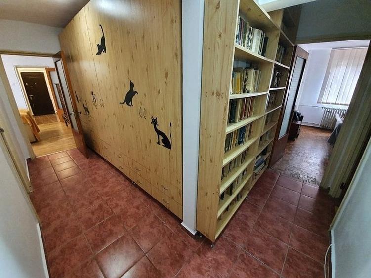 Apartament cu 4 camere semidecomandat în Berceni