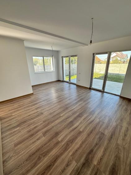 Casă cu 4 camere în Săcălaz
