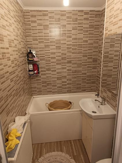 Apartament cu 3 camere semidecomandat în Ferentari