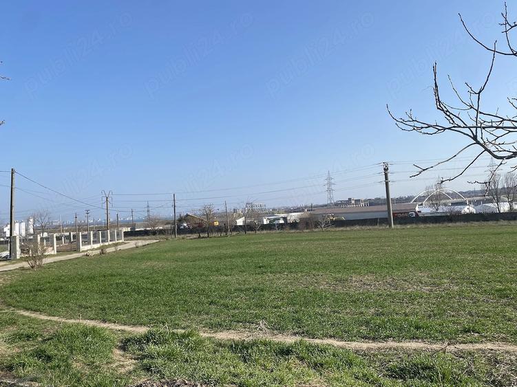 Teren de 5500 mp, în Nord