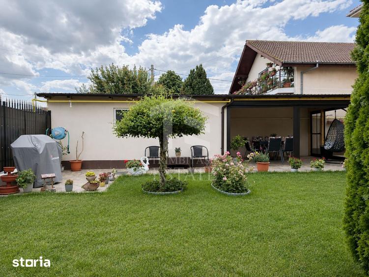 Casă cu 10 camere cu Teren 600 Mp în Lumina