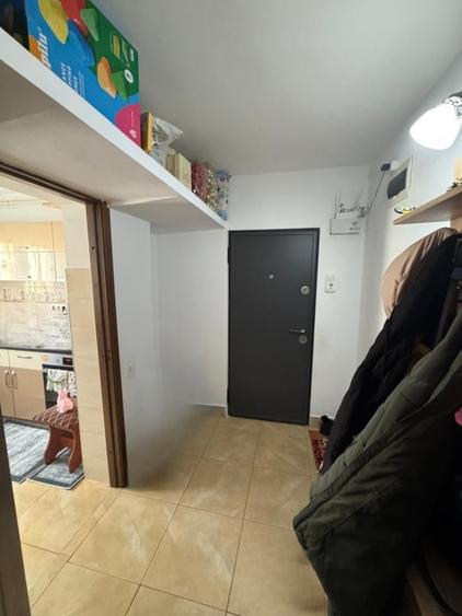 Apartament cu 3 camere semidecomandat, mobilat în Baia Sprie