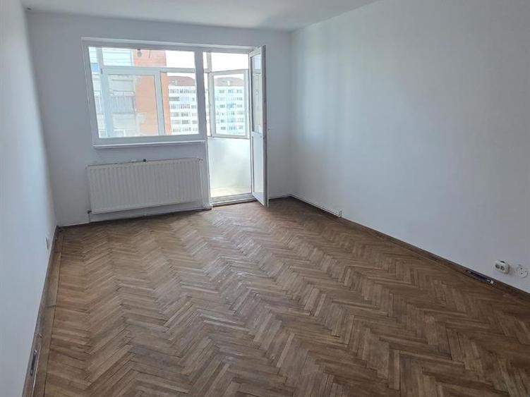 Apartament cu 3 camere decomandat în Craiovița Nouă
