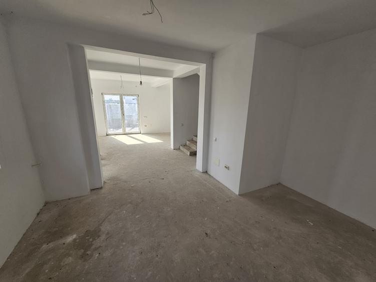 Duplex cu 5 camere cu Canalizare în Chiajna