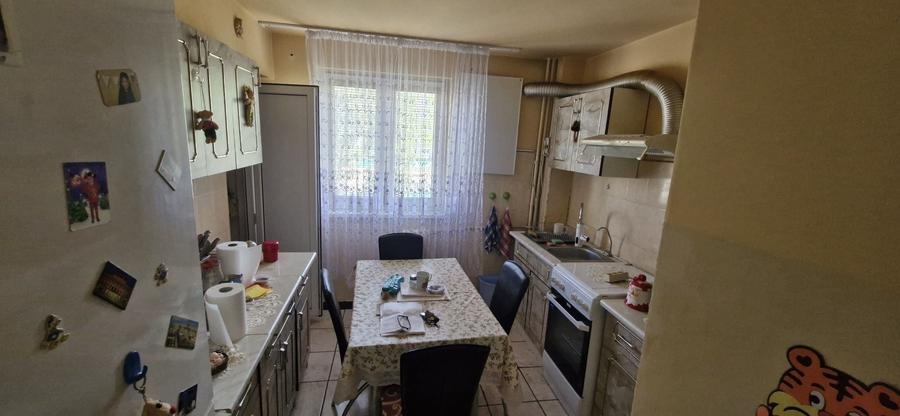 Apartament cu 3 camere semidecomandat în Central