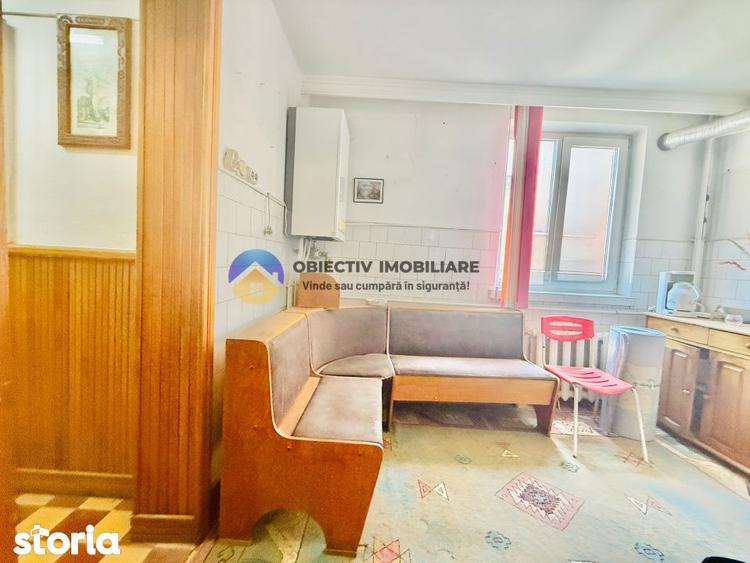 Apartament cu 4 camere semidecomandat, mobilat în Central