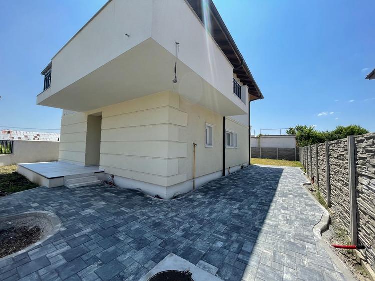 Casă individuală cu 5 camere cu Canalizare în Săcălaz