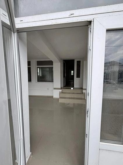 Apartament cu 5 camere nedecomandat în Pianu