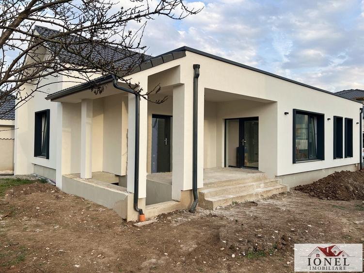 Casă individuală cu 4 camere cu Canalizare în Est