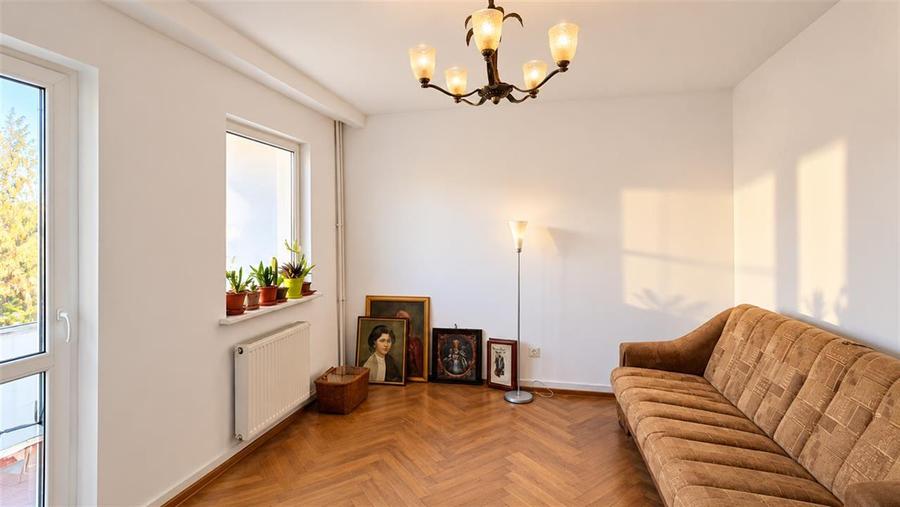 Apartament cu 3 camere semidecomandat în Astra