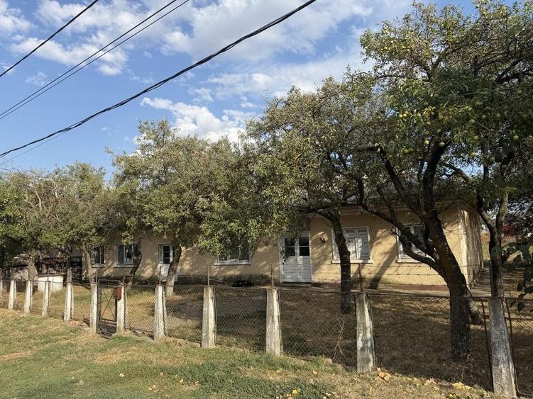 Casă cu 4 camere cu Teren 2000 Mp în Dobreni