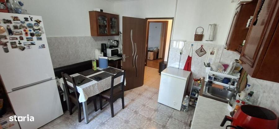 Apartament cu 3 camere decomandat în Est