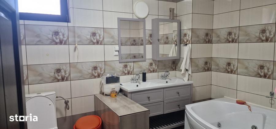 Casă cu 4 camere cu Teren 1000 Mp în Central