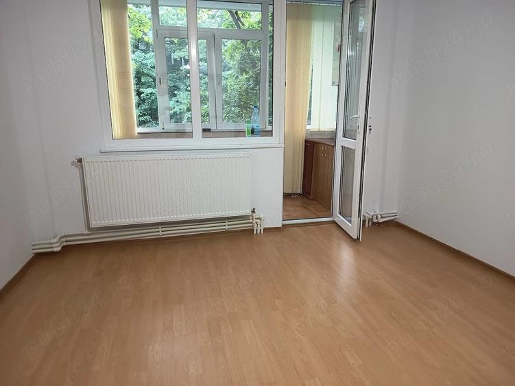 Apartament cu 3 camere semidecomandat în Micro 17