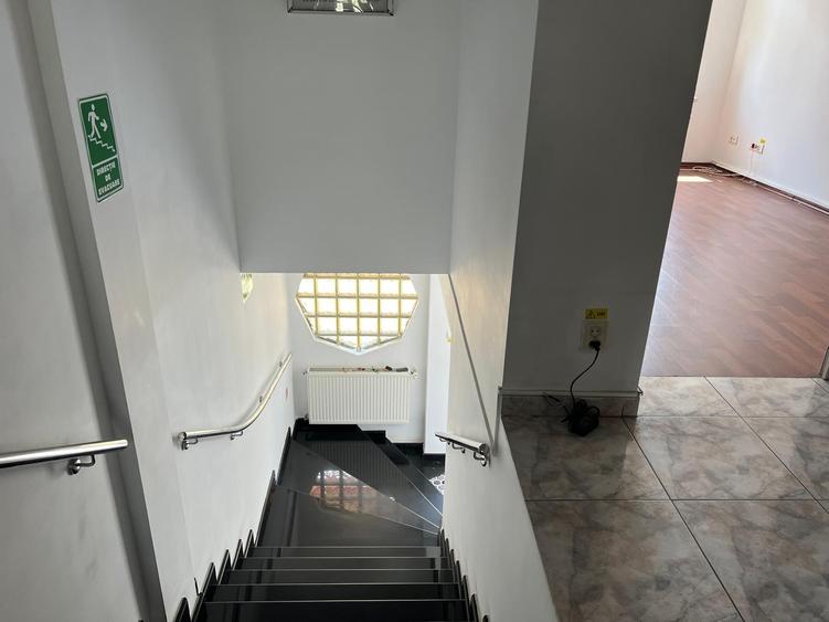 Casă individuală cu 10 camere cu Canalizare în Barbu Văcărescu