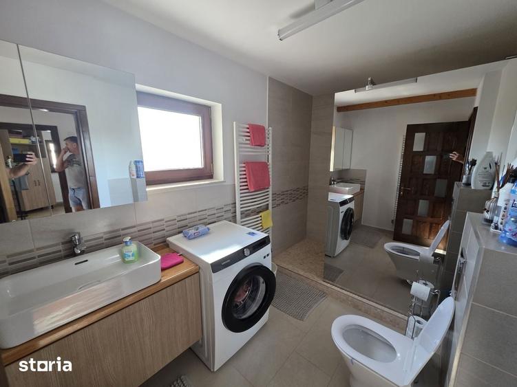 Casă cu 4 camere cu Teren 800 Mp în Stupini