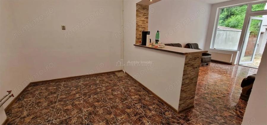 Casă cu 5 camere cu Teren 155 Mp în Muncitoresc