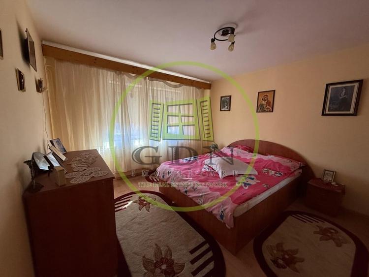Casă individuală cu 6 camere cu Canalizare în Bariera Vâlcii
