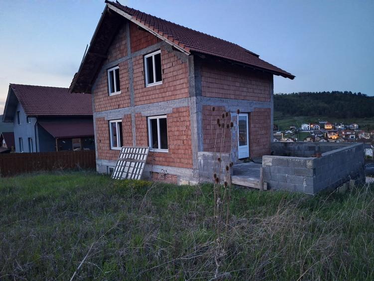 Casă individuală cu 5 camere cu Canalizare în Câmpenești