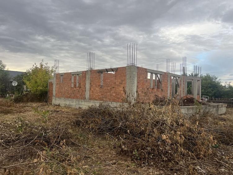 Casă cu 4 camere în Suraia