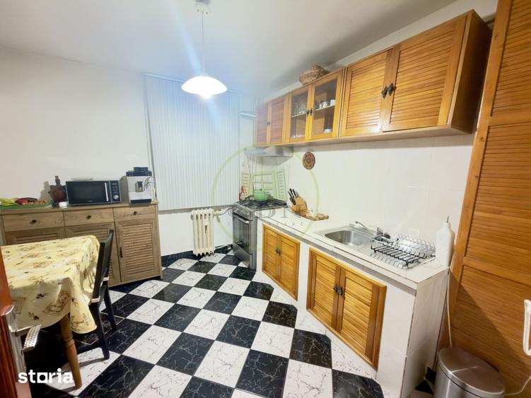 Apartament cu 3 camere semidecomandat în Rovine