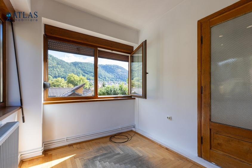 Casă individuală cu 7 camere cu Teren 400 Mp în Centrul Istoric