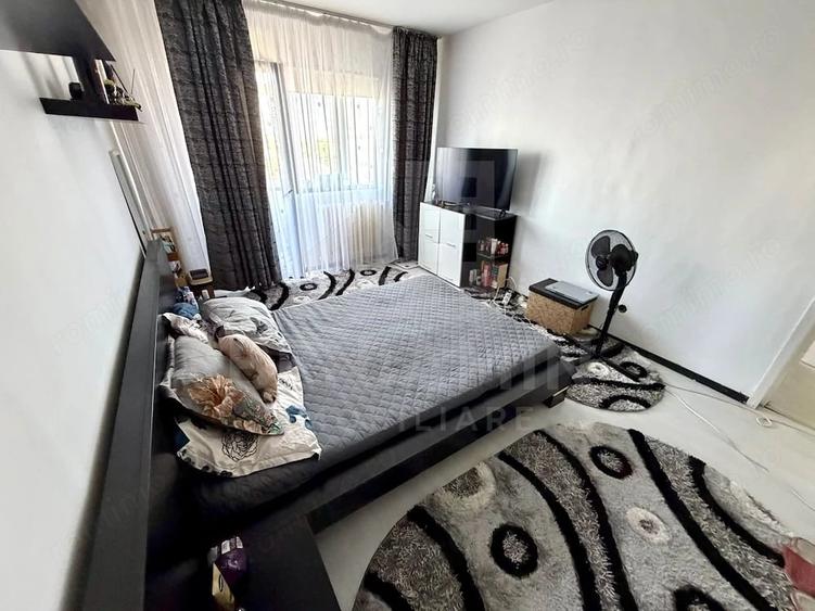 Apartament cu 3 camere semidecomandat în Calea București