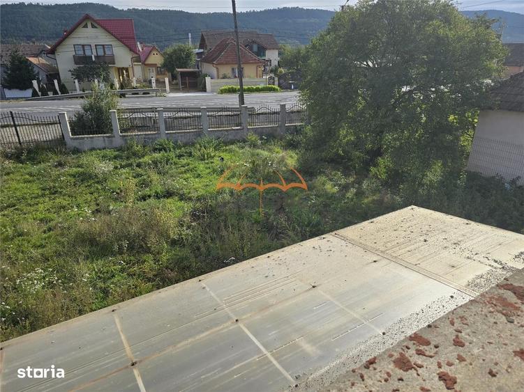Casă cu 4 camere cu Teren 2424 Mp în Fundătura