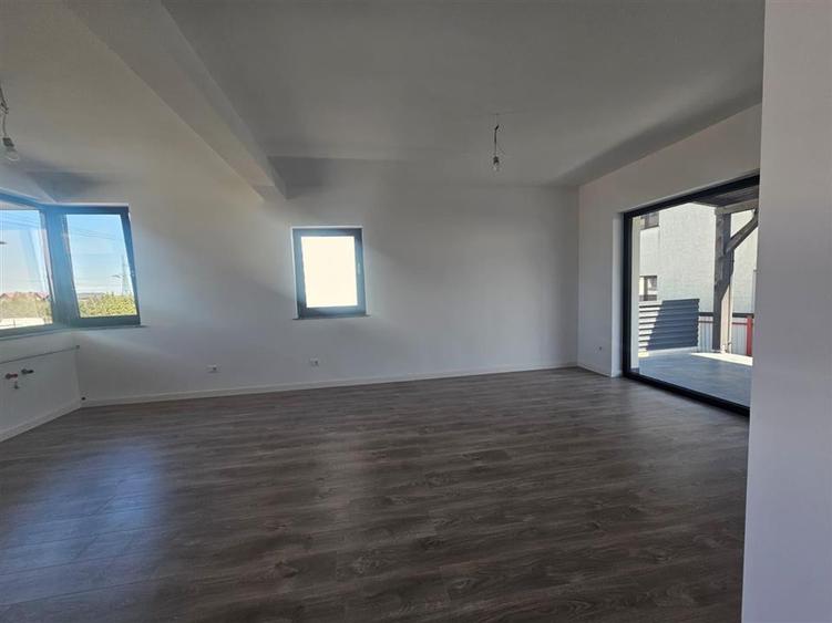 Duplex cu 4 camere cu Canalizare în Ipotești