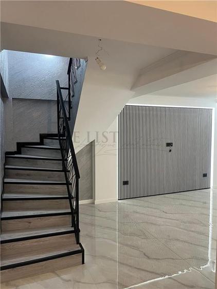 Casă individuală cu 5 camere cu Teren 220 Mp în Odăile