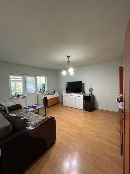 Apartament cu 3 camere decomandat în Iosia