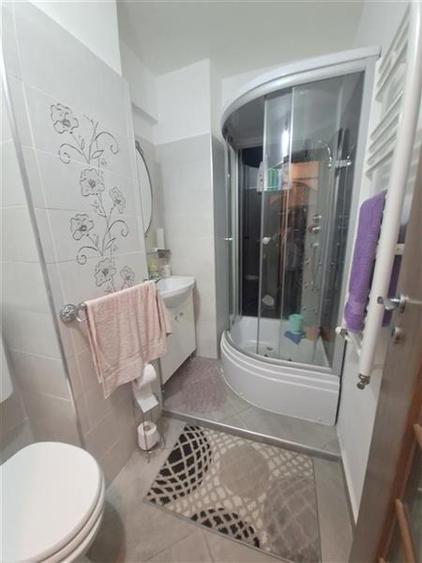 Apartament cu 3 camere semidecomandat, mobilat în Milcov