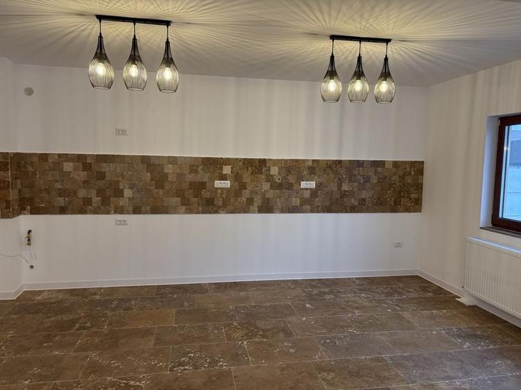 Casă cu 4 camere în Exterior Vest