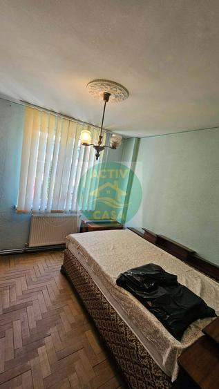 Apartament cu 4 camere decomandat în Central