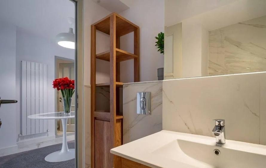 Apartament cu 4 camere decomandat în Central