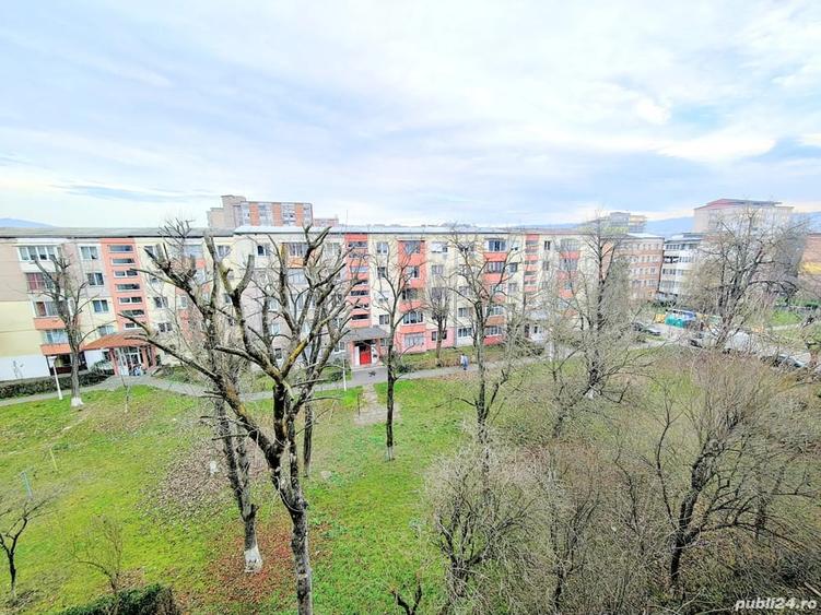 Apartament cu 3 camere semidecomandat în Hunedoara