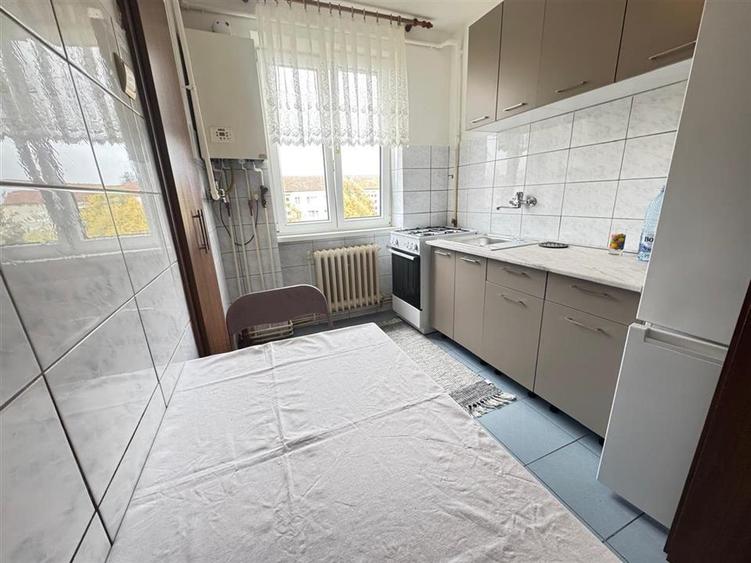 Apartament cu 4 camere decomandat, mobilat în Cedonia