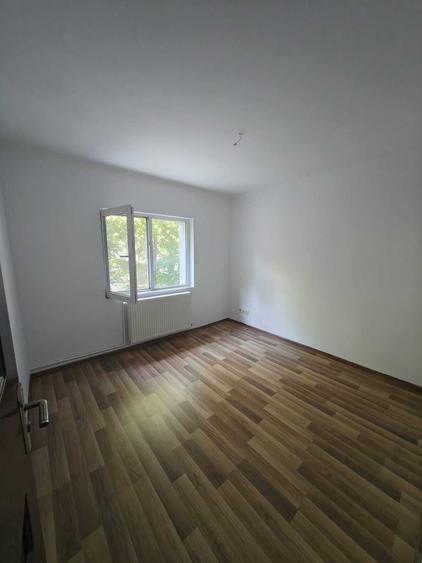 Apartament cu 4 camere decomandat în Micro 16