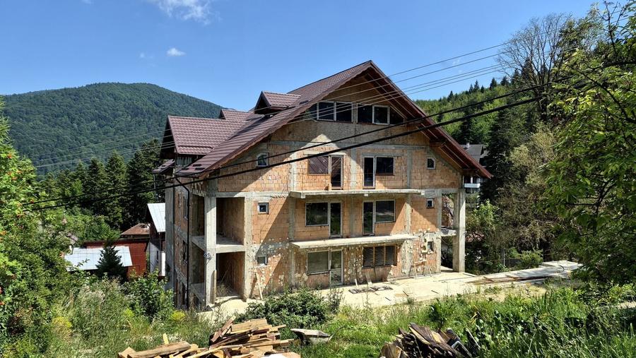 Casă individuală cu 11 camere cu Canalizare în Vest