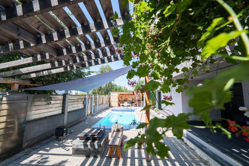 Casă individuală cu 6 camere cu Piscina în Cârcea
