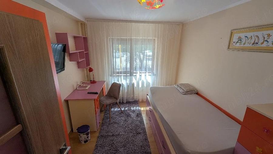Apartament cu 3 camere decomandat în Poarta 6